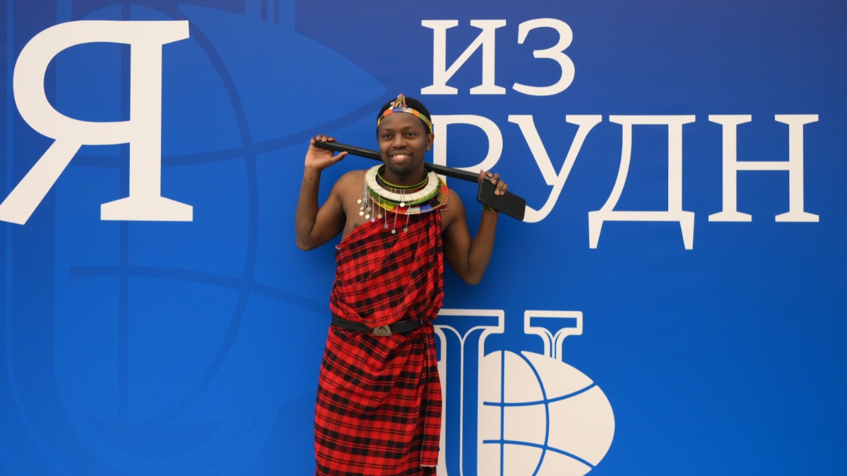 Студент второго курса РУДН, будущий инженер Роберт Моссес-Джон в традиционном африканском одеянии