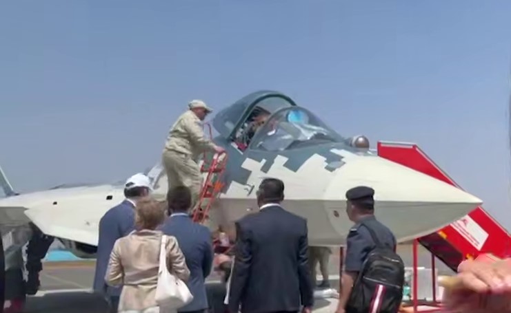 Новейший истребитель Су-57 впервые засняли вблизи