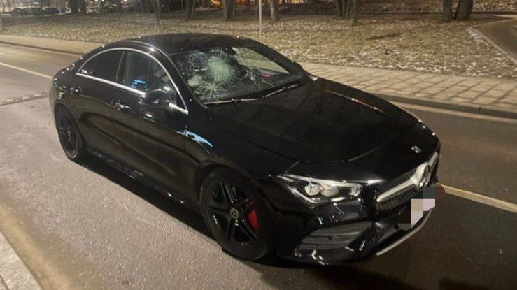 Москвич объяснил, почему решил разбить стекло машины фигуристки Нугумановой