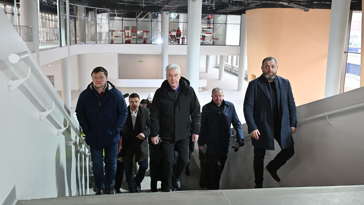 Мэр Москвы Сергей Собянин вместе с заммэра по вопросам градполитики и строительства Владимиром Ефимовым, главврачом онкобольницы № 62 Дмитрием Каннером, главой Департамента гражданского строительства Рафиком Загрутдиновым и главой Депздрава Москвы Алексеем Хрипуном во время осмотра хода строительства новых корпусов больницы