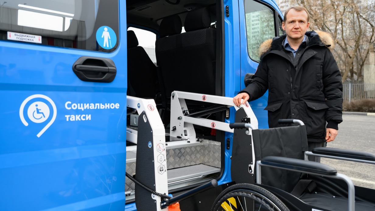 Генеральный директор ГУП «Мосгортранс» Николай Асаул показывает, как работает подъемник нового автобуса малого класса