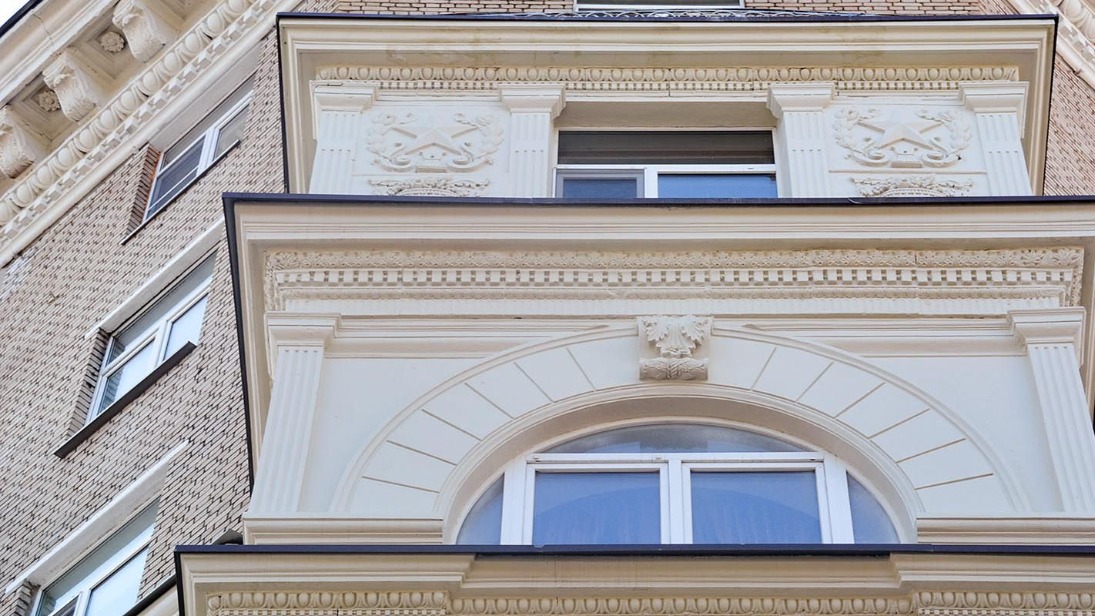 Три дома с капителями античных ордеров отремонтировали за 2 года в рамках программы капремонта