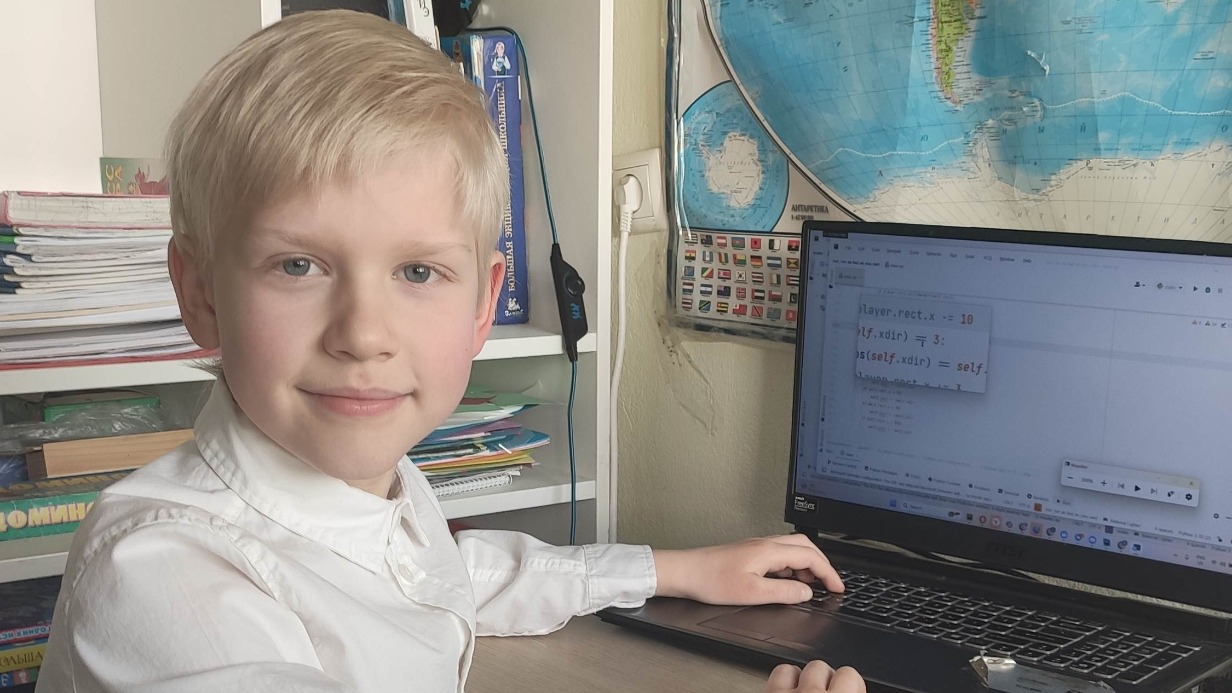 Сергей начинал с написания простых программ: будильник, элементарные игры