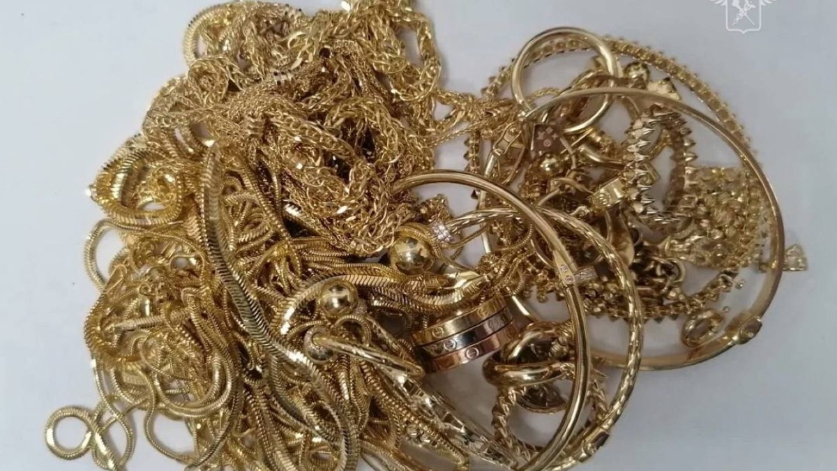 Драгоценности на 56 млн рублей нашли у задержанной пассажирки самолета в Сочи