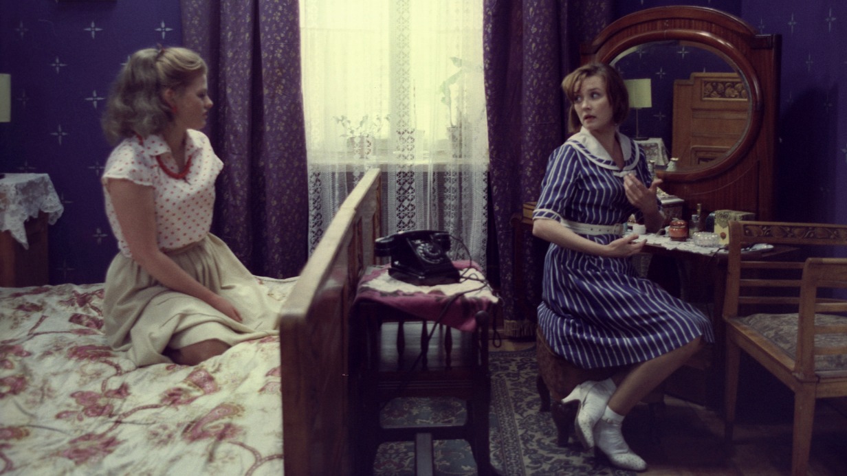 Кадр из фильма «Москва слезам не верит»: Вера Алентова в роли Катерины (справа) и Ирина Муравьева в образе Людмилы