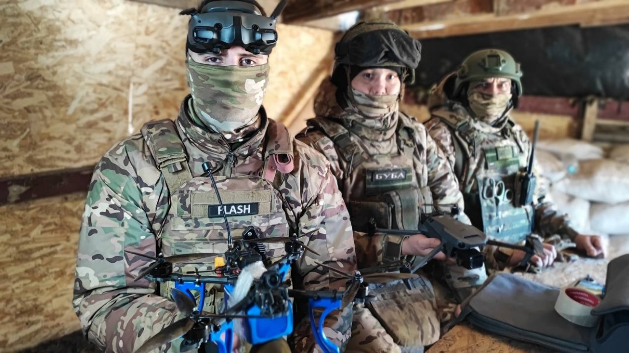 Оператор дронов с позывным «Флэш» со своими товарищами готовится выполнять боевые задачи в зоне спецоперации