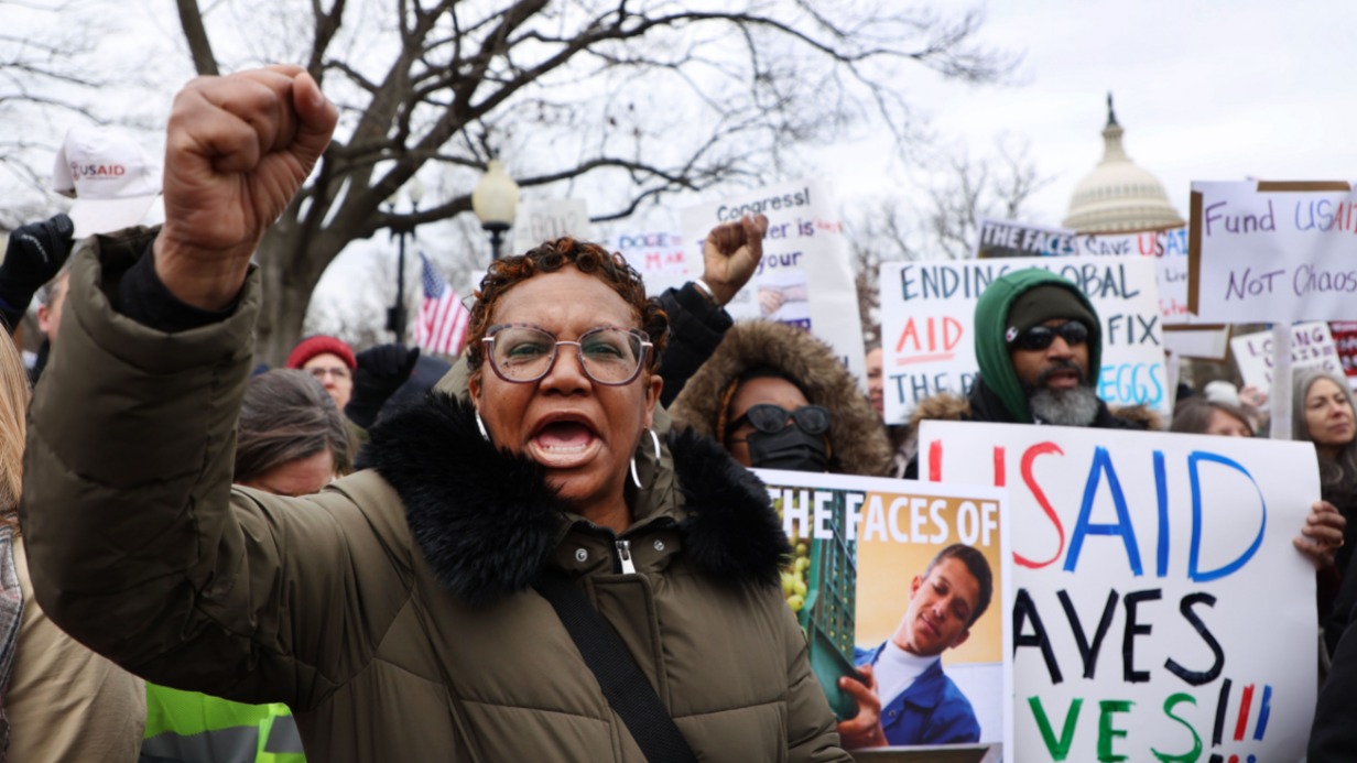 Перед зданием Капитолия собрались протестующие, которые не согласны с решением администрации президента США Дональда Трампа о фактическом закрытии Агентства по международному развитию