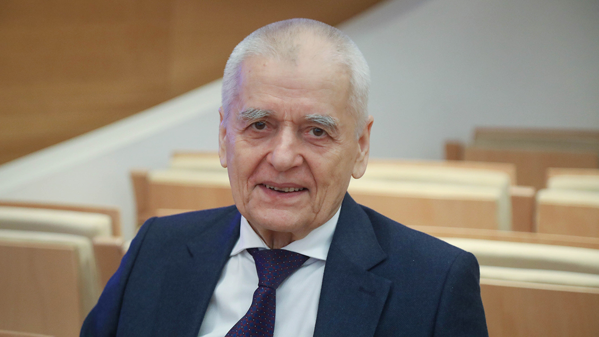 Академик РАН Онищенко поддержал идею относить к молодежи людей до 45 лет