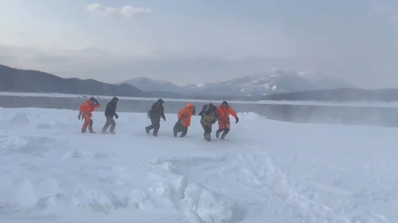 Рыбаков унесло в море на льдине на Сахалине: как 300 человек оказались в море и как их спасали