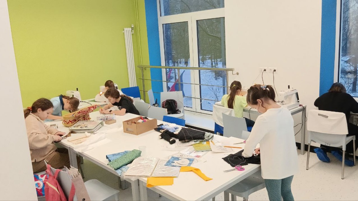 Почти пять тысяч юных москвичей изучают моду в секциях и кружках