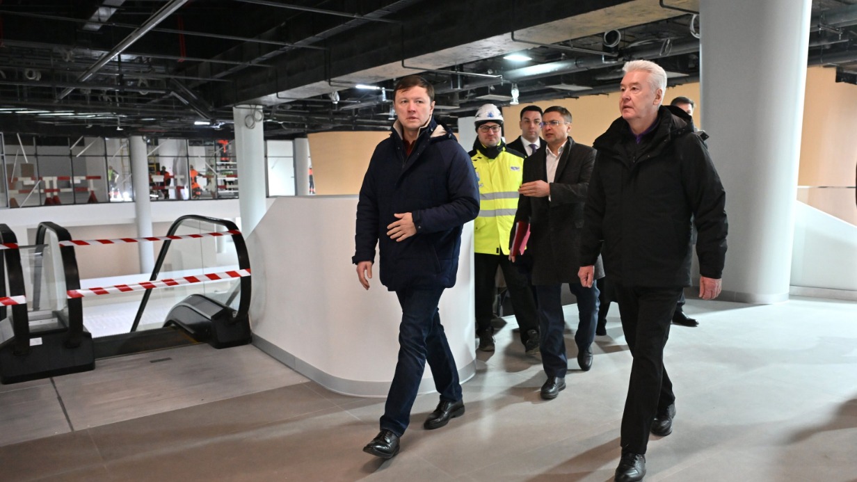 Мэр Москвы Сергей Собянин вместе с заммэра по вопросам градполитики и строительства Владимиром Ефимовым осмотрели новые корпуса онкобольницы № 62 в центре «Сколково»