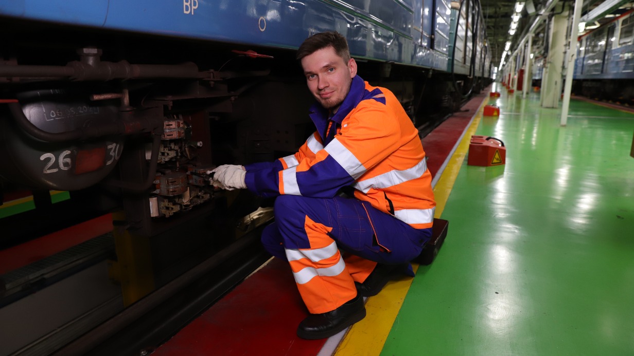 Слесарь Ярослав Станиславский ремонтирует оборудование в электродепо «Лихоборы» 