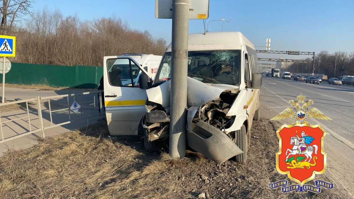 Маршрутка влетела в столб в подмосковной Балашихе, есть пострадавшие