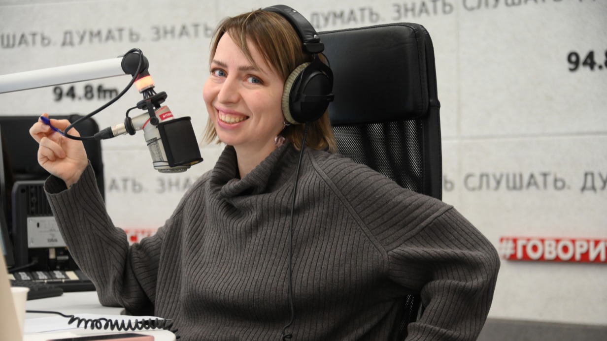 Ведущая радиостанции «Говорит Москва» Марина Александрова в студии во время прямого эфира