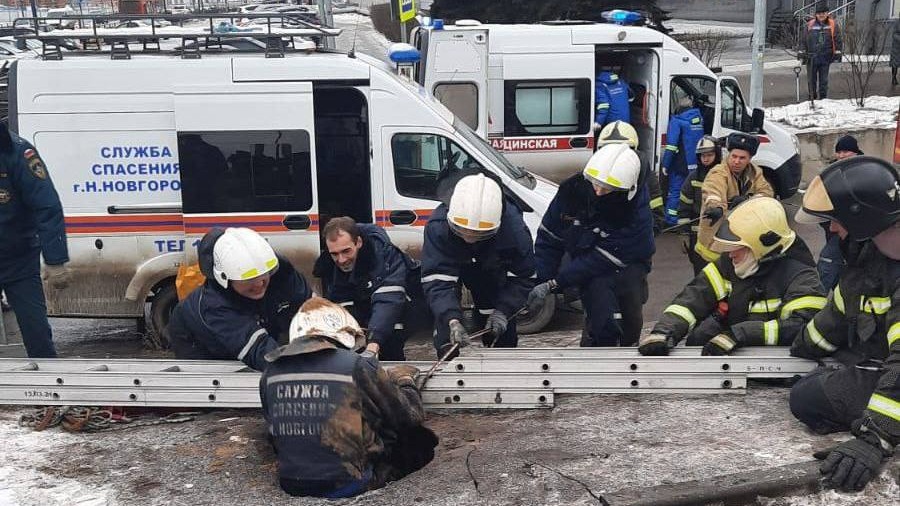 Мужчина ушел под землю на 10 метров в Нижнем Новгороде