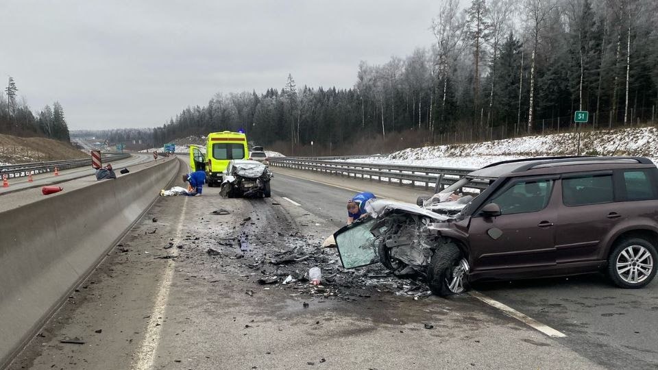 Три человека погибли в лобовом столкновении на трассе в Подмосковье