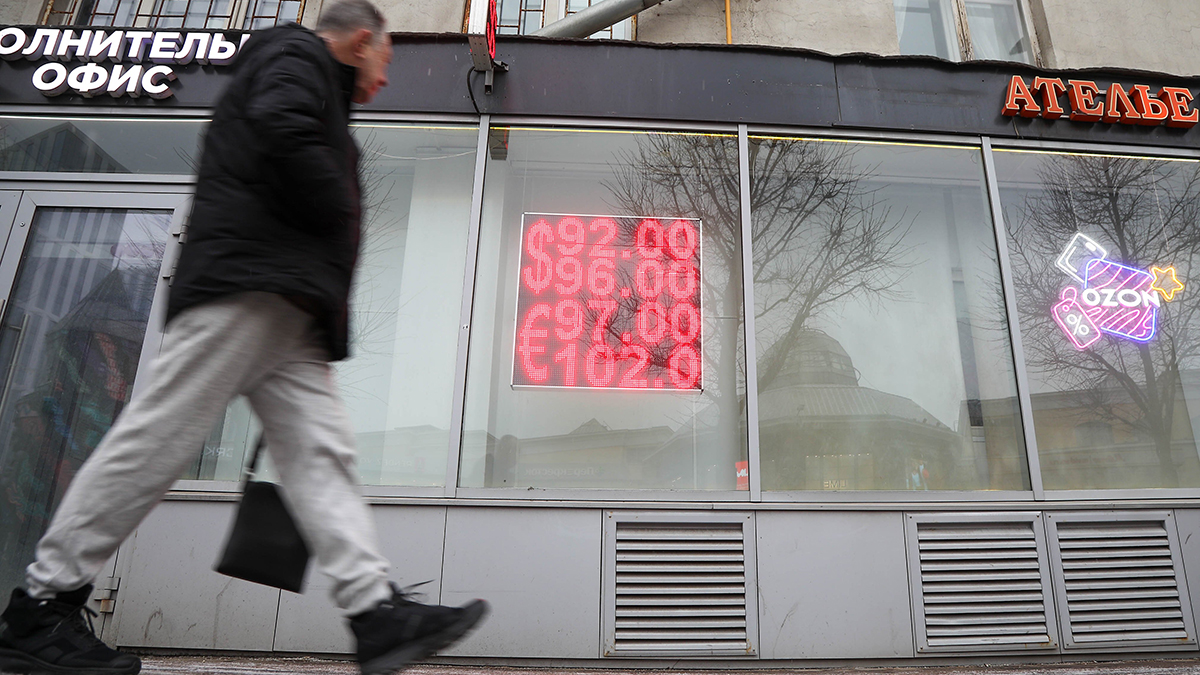 Официальный курс евро упал ниже 90 рублей впервые с конца марта 