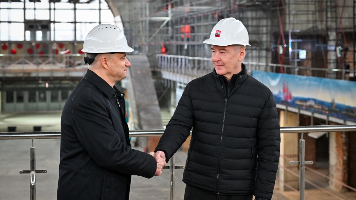 Мэр Москвы Сергей Собянин и генеральный директор РЖД Олег Белозеров во время осмотра хода работ по реконструкции Ленинградского вокзала