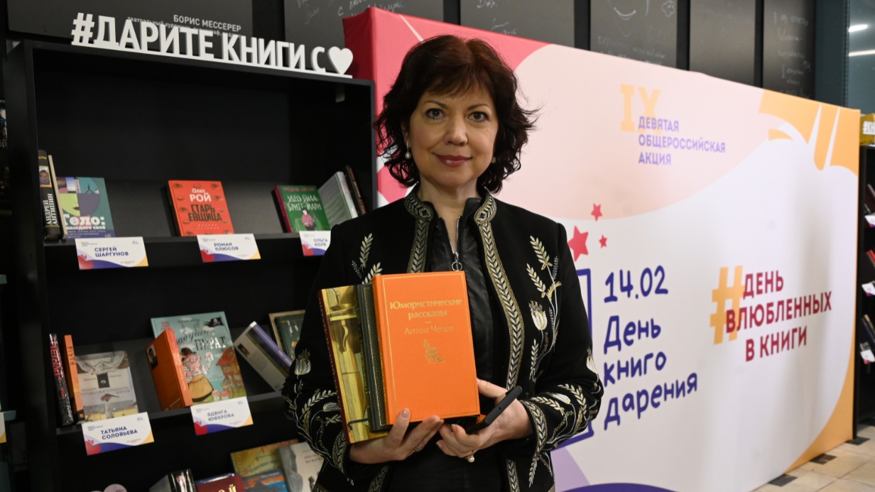 Светлана Зорина показывает книги, которые она передаст в библиотеку Мариуполя в рамках акции «Дарите книги с любовью»