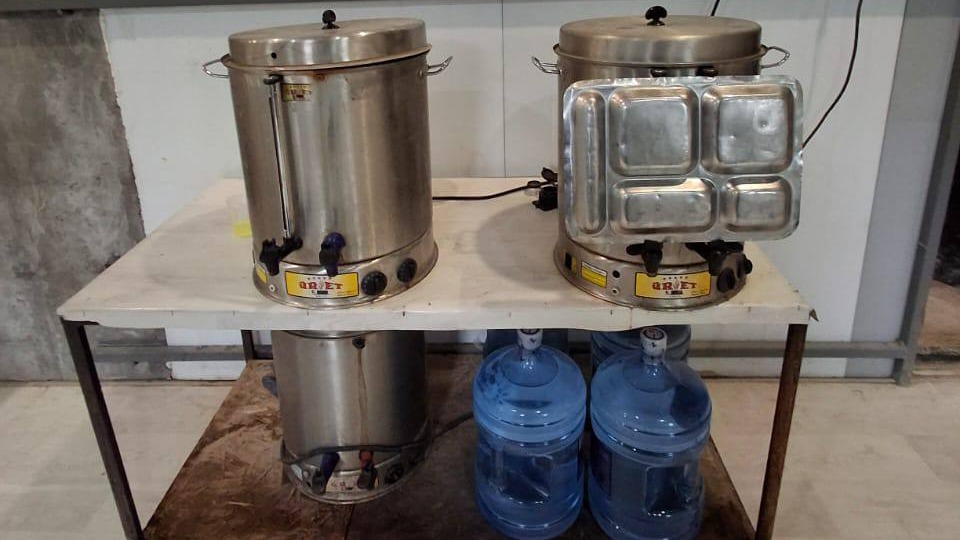 Массовое отравление рабочих на стройке в Москве: чем могли отравиться, что им диагностировали и в каком они состоянии