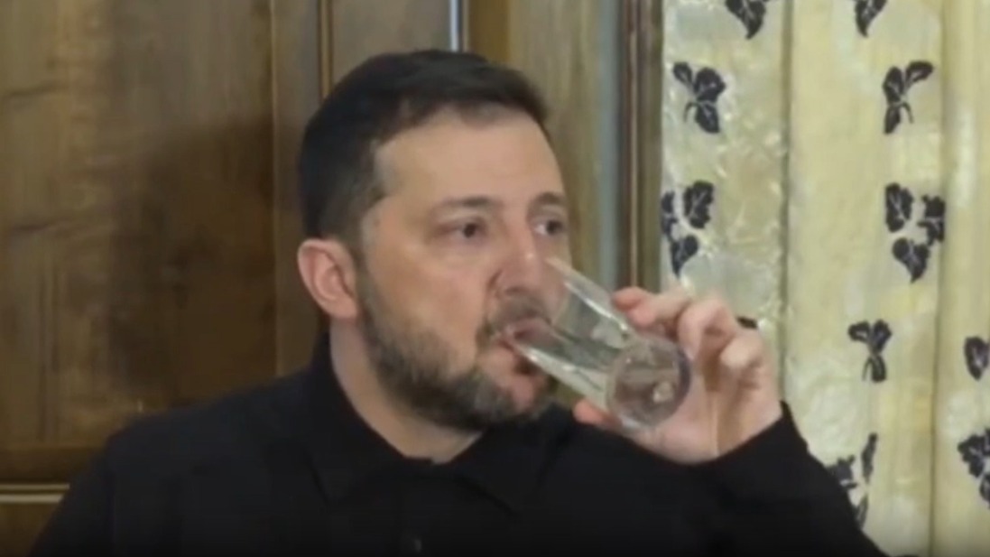 Странная мимика дергающегося Зеленского на конференции в Мюнхене попала на видео