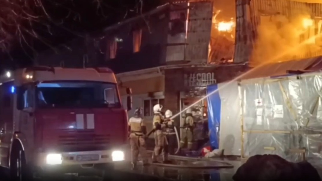 Спасатели эвакуировали 26 человек из загоревшегося волонтерского штаба в Анапе