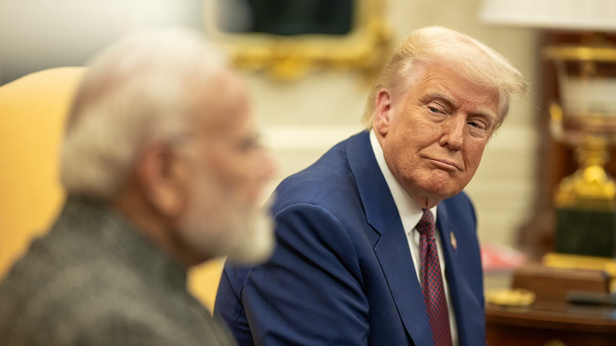 Журналистка случайно ткнула микрофон в лицо Трампу