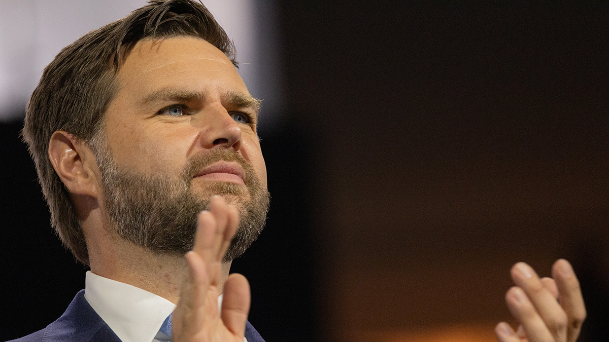 Вэнс показал средний палец критикам Трампа во время выступления