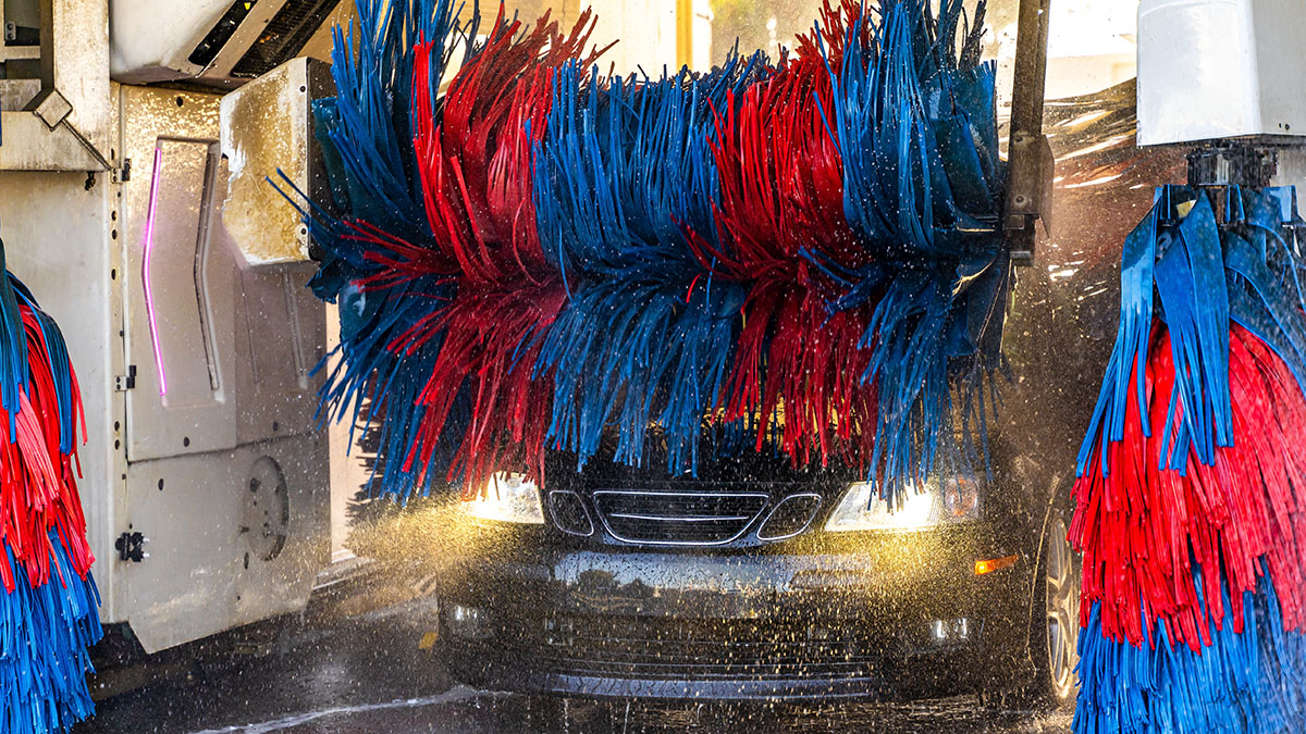 Пытавшие девушек на автомойке ранее записывали видео, как издевались над людьми