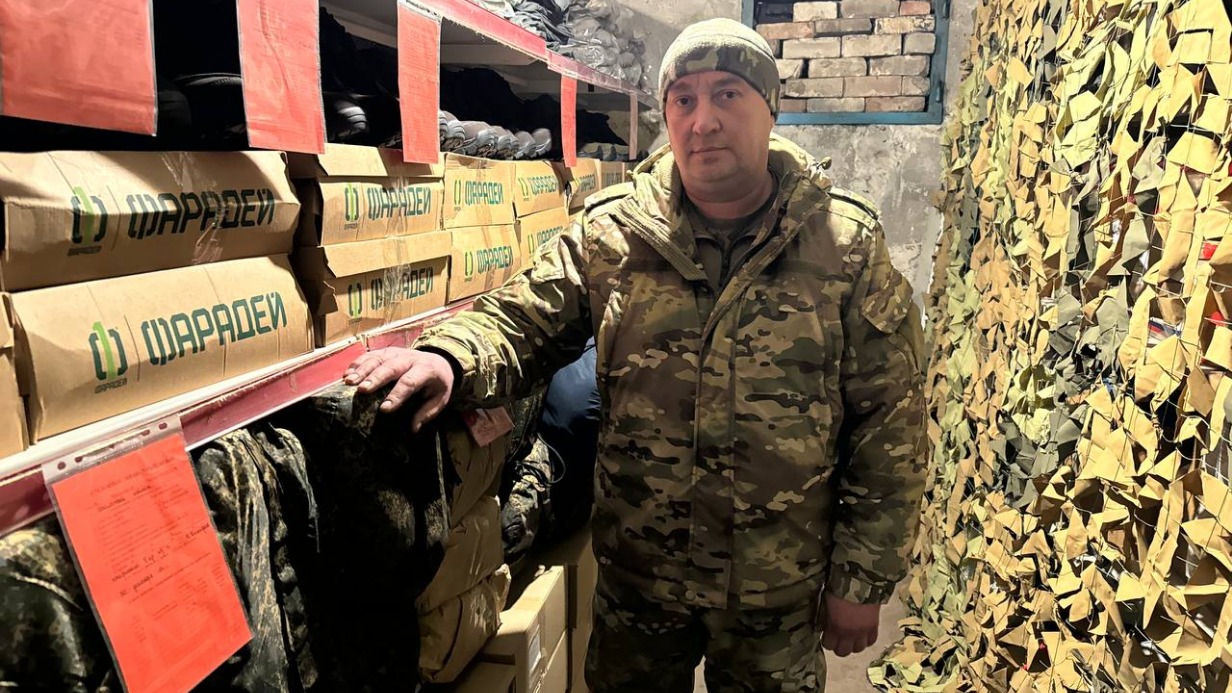 Командир взвода обеспечения с позывным «Кабан» показывает устройство полкового вещевого склада