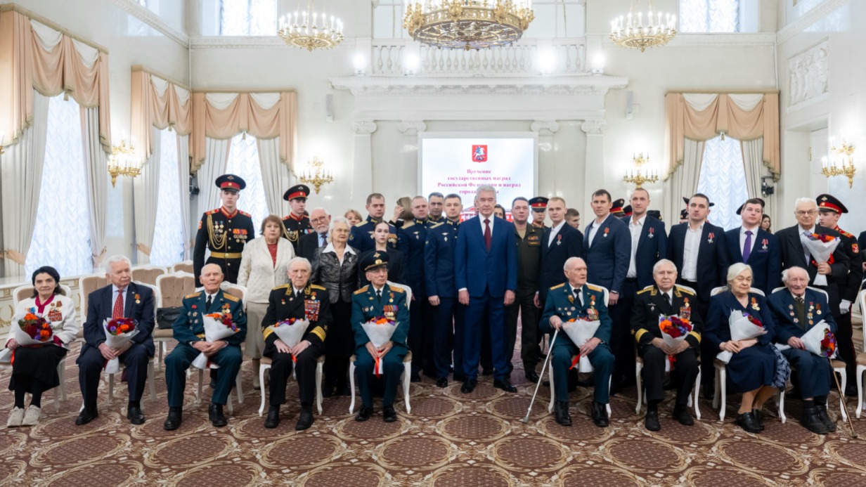 Мэр Москвы Сергей Собянин (в центре) в преддверии Дня защитника Отечества вручил юбилейные медали, выпущенные к 80-летию Победы, ветеранам Великой Отечественной войны, а также наградил бойцов специальной военной операции