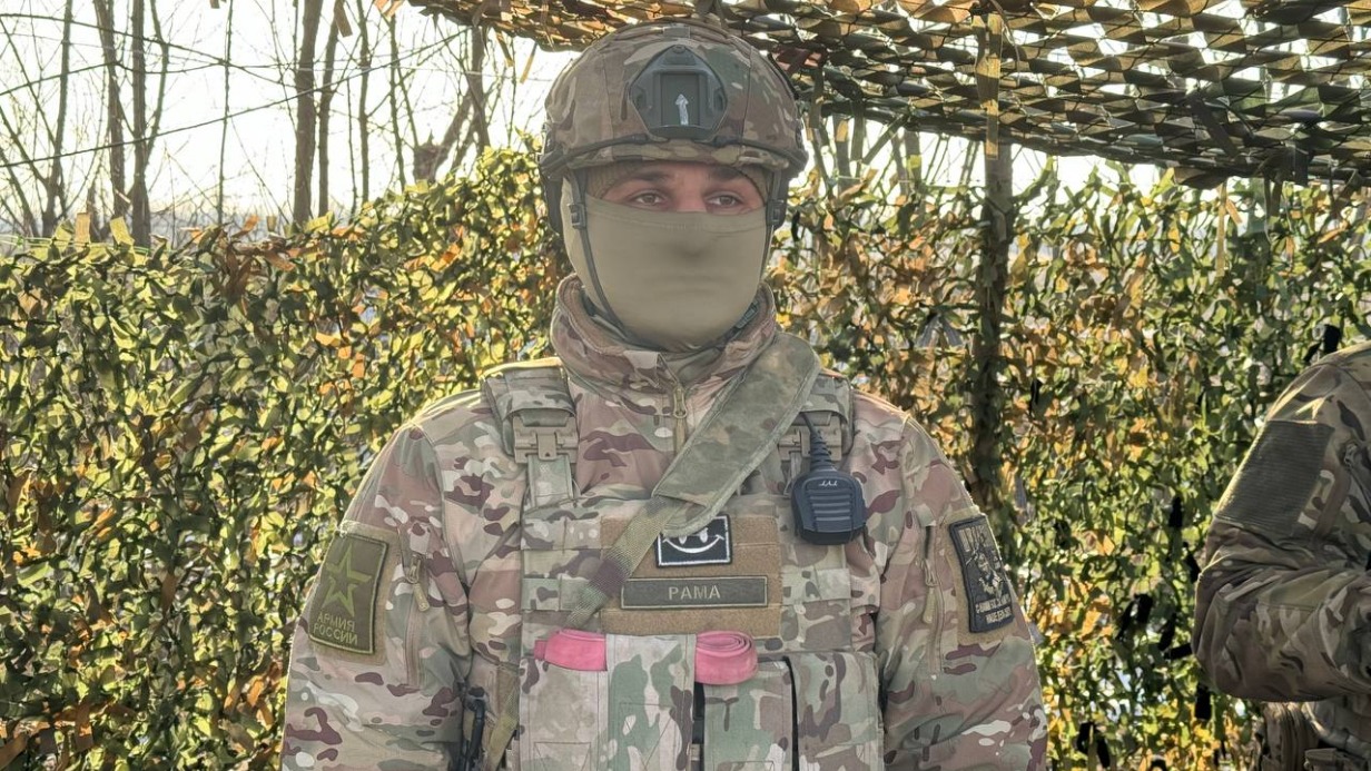 Боец штурмовой группы из 242-го гвардейского мотострелкового полка с позывным «Рама» готовится к очередному заданию