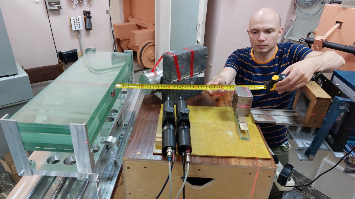 Инженер отдела ядерной планетологии Института космических исследований РАН Артем Аникин создал макет прибора для изучения Луны и некоторых планет. Этот прибор позволит повысить эффективность и точность исследования состава лунной, марсианской и другой планетарной почвы