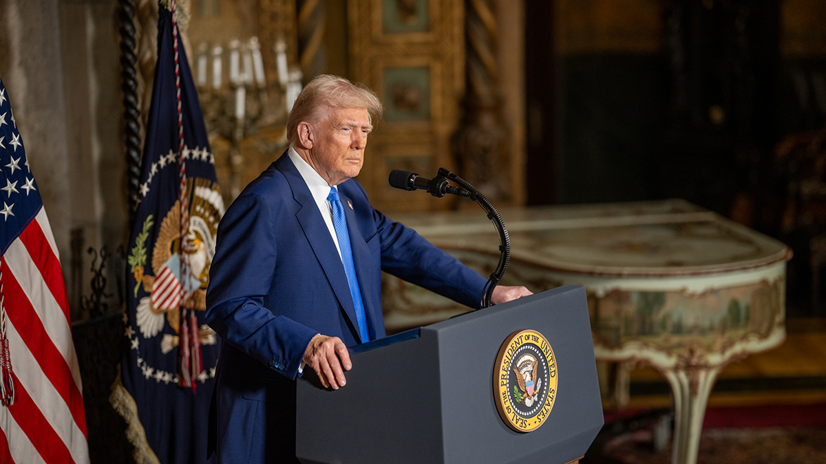 Эксперт по жестам оценила отношения Трампа с женой по их поведению на параде