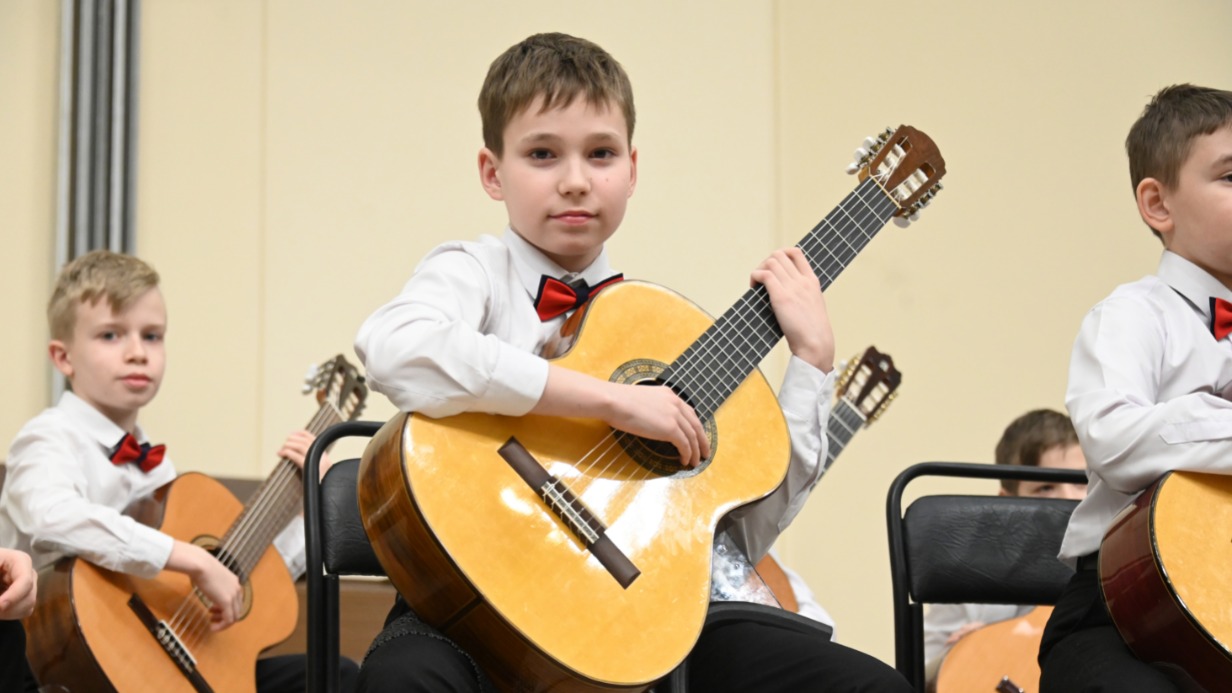 Ученик Детской музыкальной школы имени Д. Д. Шостаковича Матвей Кожинов выступает в ансамбле гитаристов «Саунд лайф»