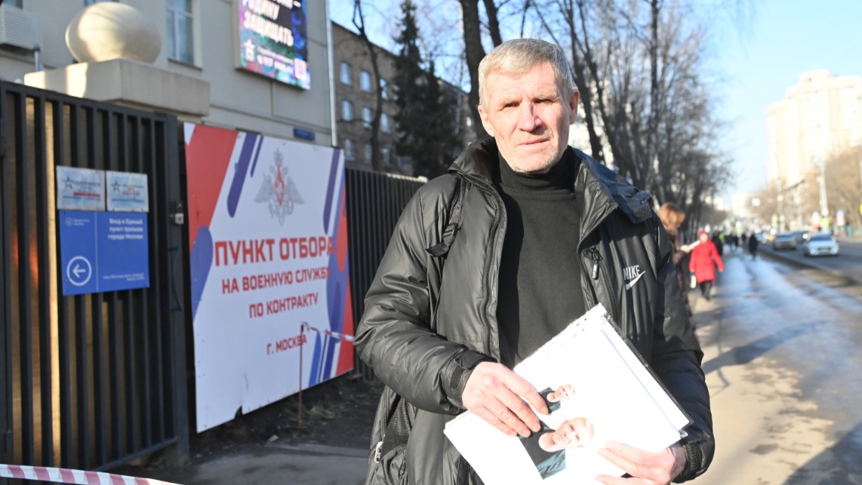 Боец Дмитрий Васильев у Единого пункта отбора на контрактную службу Армии России