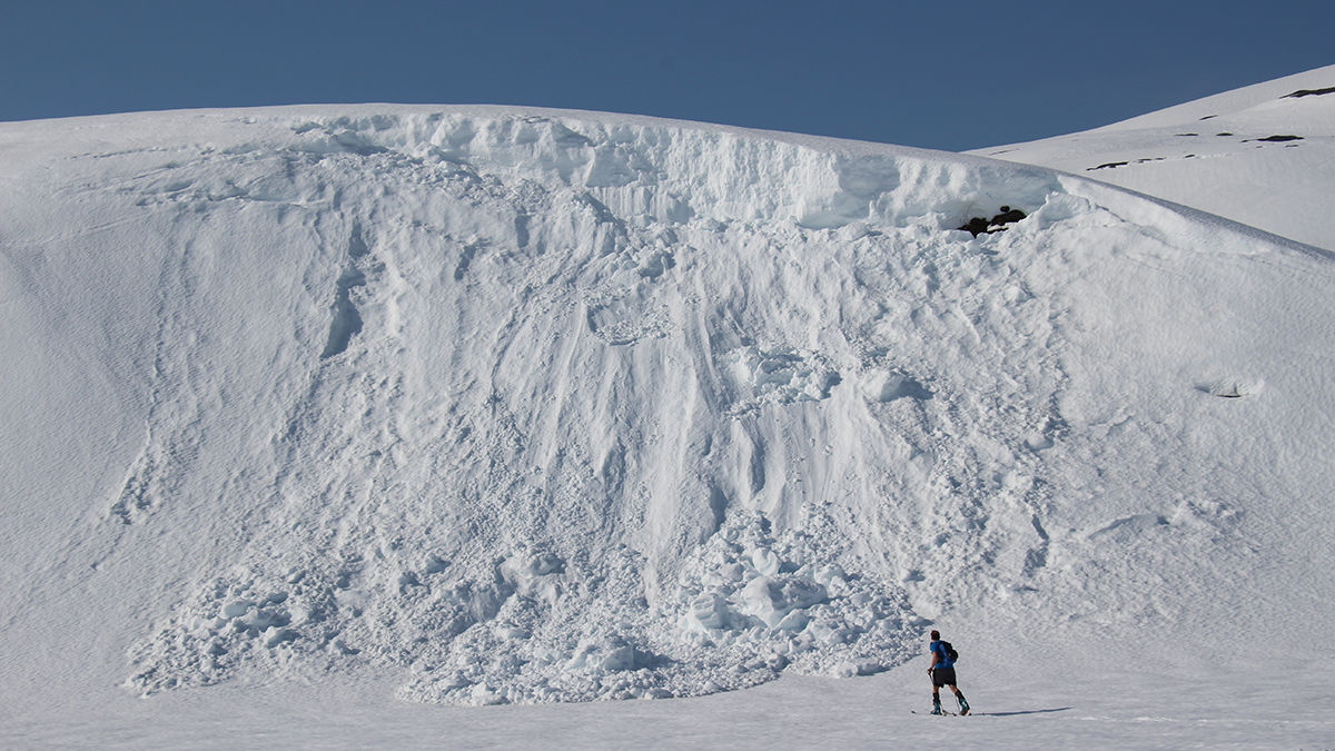 Лыжница погибла из-за схода лавины на горнолыжном курорте в Алматы