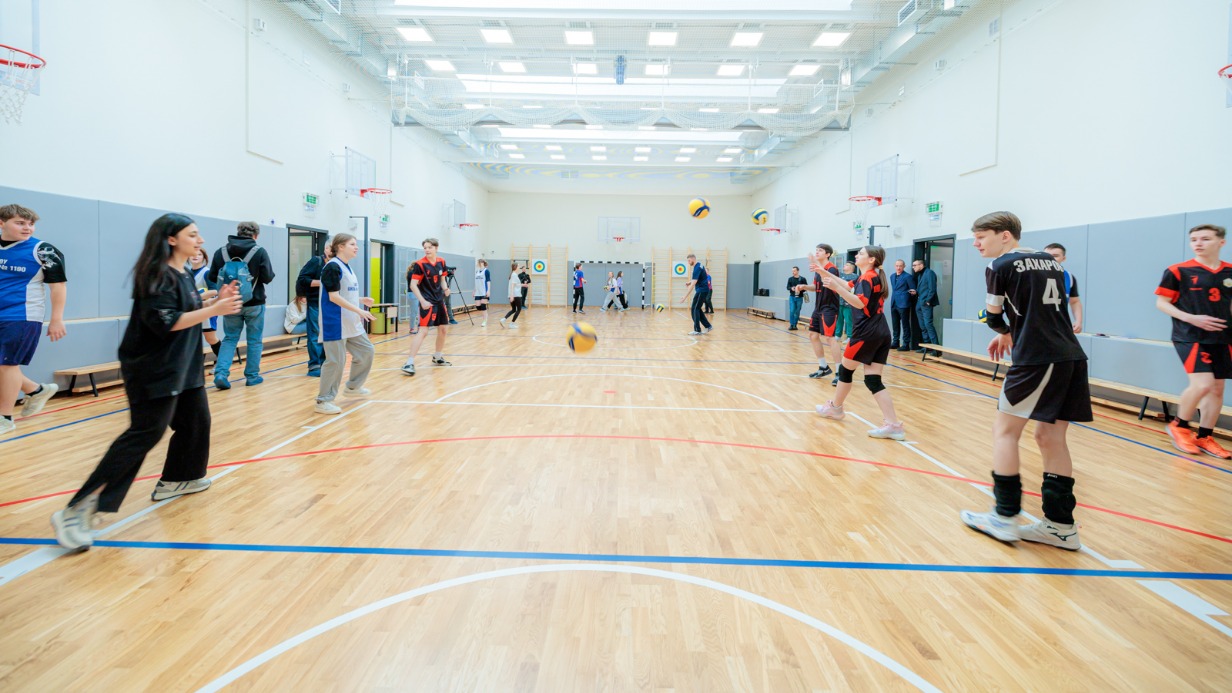 Олимпийские призеры оценили спортивную инфраструктуру модернизированных школ Москвы