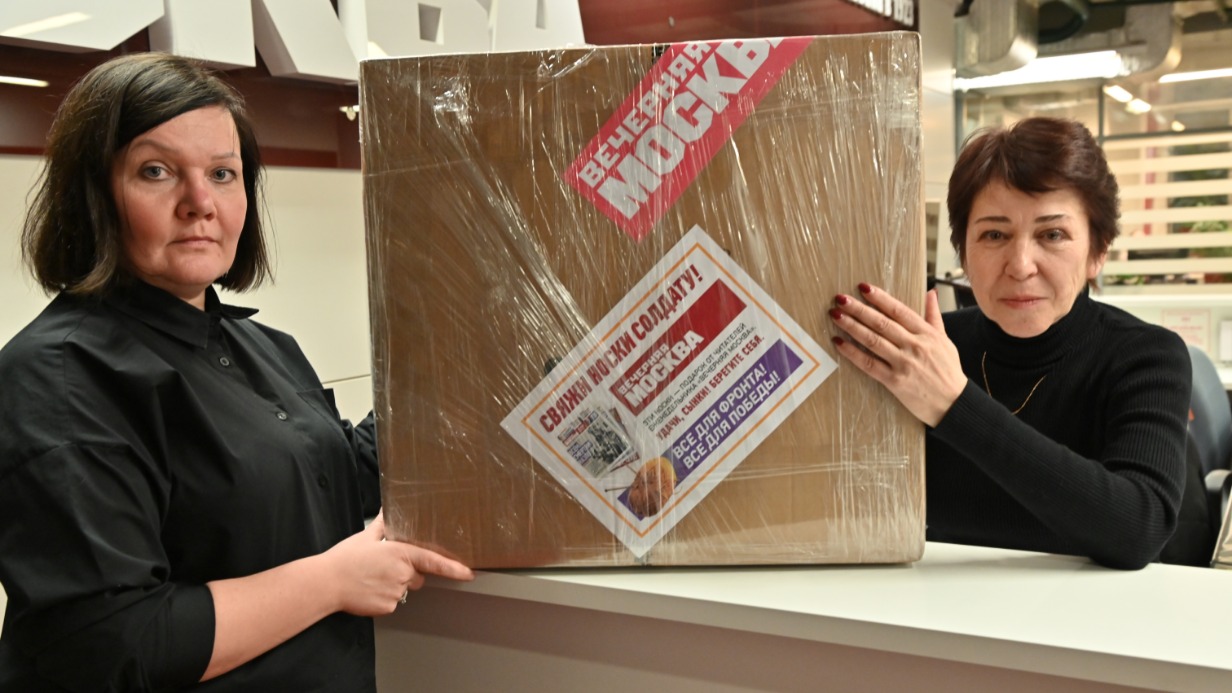 Выпускающий редактор Любовь Трошкина (слева) и ответственный секретарь Галина Неробова упаковали очередную партию подарков от читателей для отправки на фронт