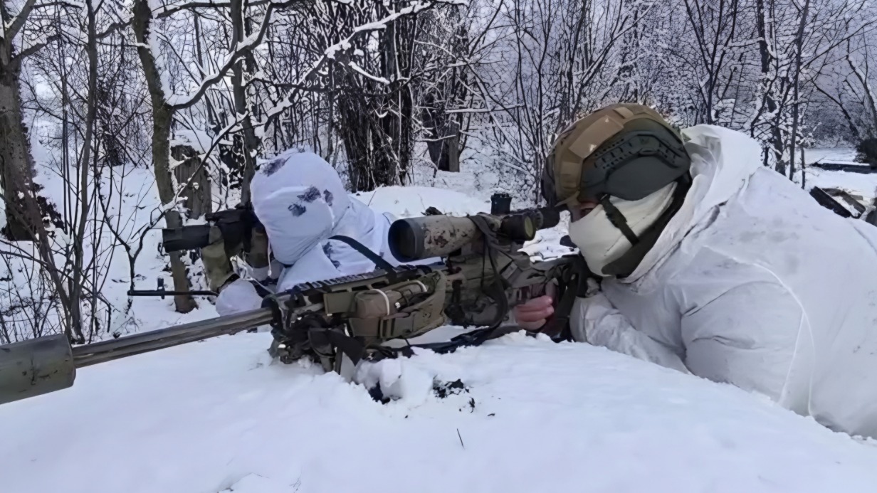 Снайперы с позывными «Шахтер» (слева) и «Гусар» на боевой позиции