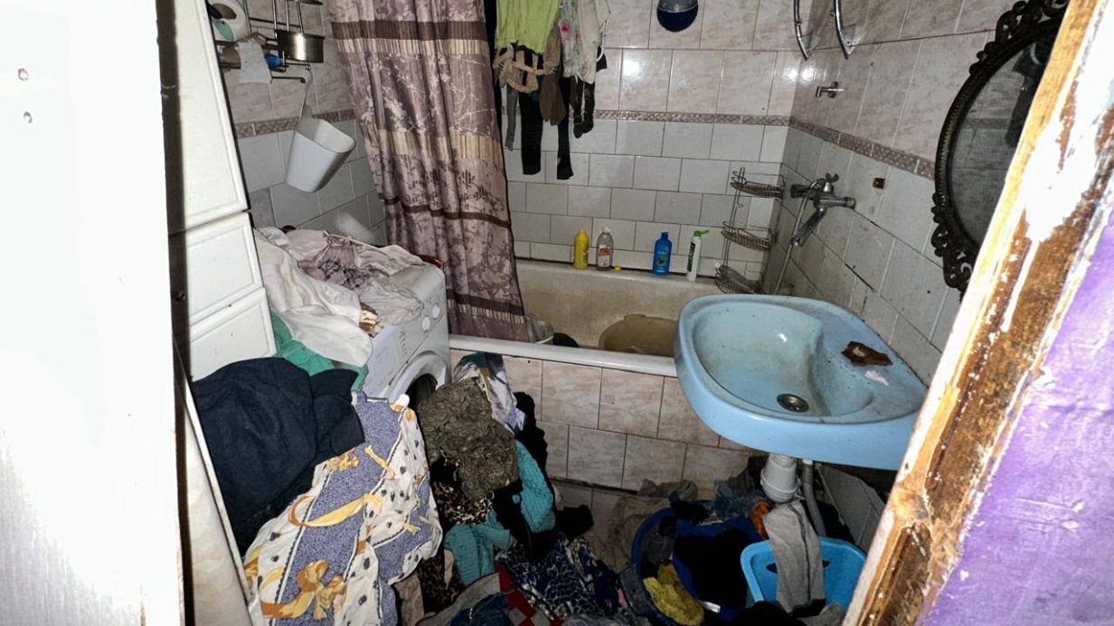 Мать брошенного в захламленной квартире на Западе Москвы ребенка нашли