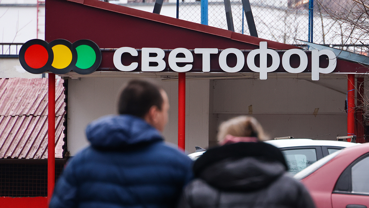 Почему закрывают магазины «Светофор»: проверки, выявленные нарушения и ликвидация холдинга «Инвест Стандарт»