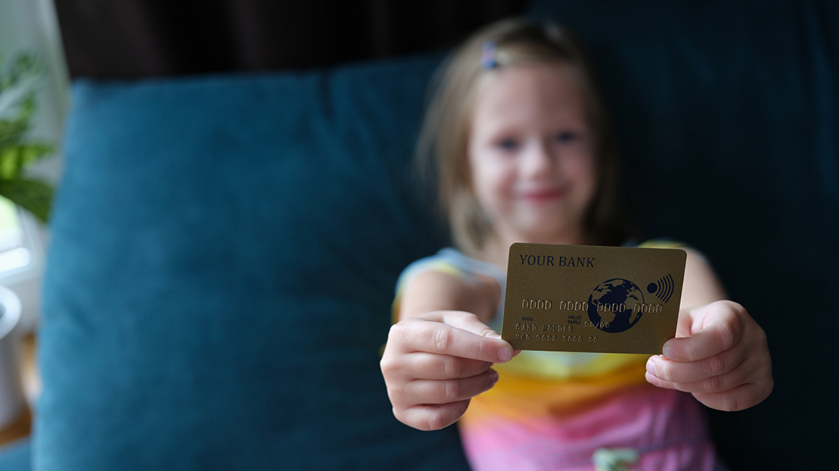 Детская банковская карта: когда ее стоит оформить