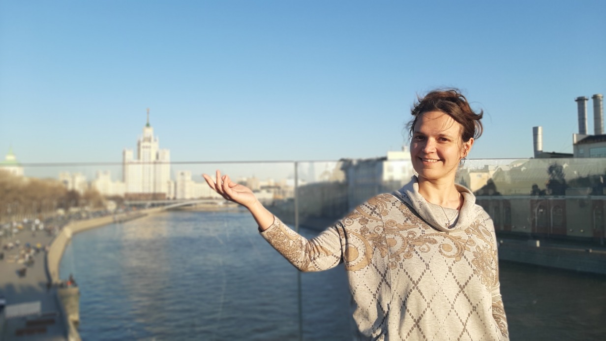 Экскурсовод Ольга Рыбакова показывает сталинскую высотку на Котельнической набережной — один из символов столицы. Сейчас на нее открывается прекрасный вид с парящего моста в парке «Зарядье»