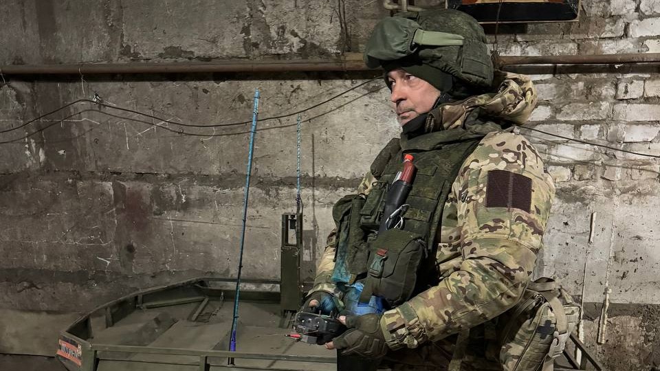 Боец с позывным «Хитрый» показывает свою роботизированную тележку, которая умеет доставлять необходимые припасы, помогать в разминировании