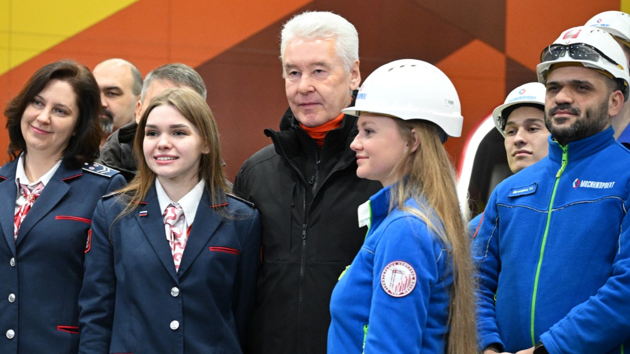 Мэр Москвы Сергей Собянин (в центре) со строителями и сотрудниками метро во время церемонии открытия новых станций Троицкой линии