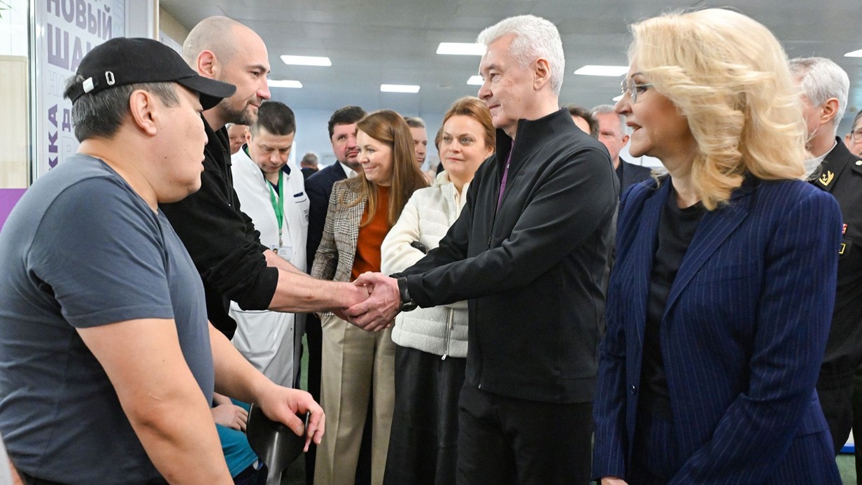 Заместитель председателя правительства РФ Татьяна Голикова, мэр Москвы Сергей Собянин, заместитель министра обороны РФ Анна Цивилева и заммэра по вопросам соцразвития Анастасия Ракова (справа налево) пообщались с участниками СВО, которые проходят реабилитацию