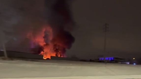 Ангар с продуктами загорелся в Новой Москве, произошло обрушение