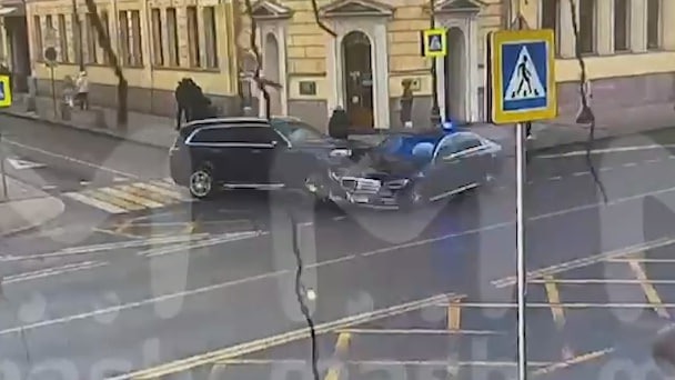 Кто устроил ДТП с правительственным автомобилем в центре Москвы - Mash