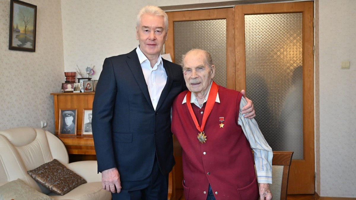 Собянин вручил знак почетного гражданина Москвы ветерану Борису Кравцову